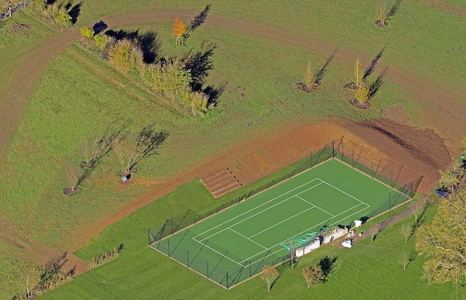 Bà xã của David Beckham quyết tâm muốn giúp quý tử Romeo trở thành ngôi sao tennis nên đã sớm hỗ trợ con trai có điều kiện được các tay vợt hàng đầu trên thế giới hướng dẫn. Một nguồn tin cho biết: "Khu đất ở Oxfordshire luôn được lên kế hoạch là nơi thực hiện dự án lúc rảnh rỗi của David. Lúc trước Victoria không có chút hứng thú nào với nơi này.