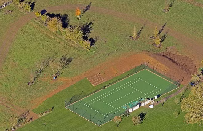 Bà xã của David Beckham quyết tâm muốn giúp quý tử Romeo trở thành ngôi sao tennis nên đã sớm hỗ trợ con trai có điều kiện được các tay vợt hàng đầu trên thế giới hướng dẫn. Một nguồn tin cho biết: "Khu đất ở Oxfordshire luôn được lên kế hoạch là nơi thực hiện dự án lúc rảnh rỗi của David. Lúc trước Victoria không có chút hứng thú nào với nơi này.