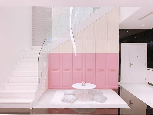 Trước đó đây là 1 bể cá, giờ cô chuyển thành 1 góc nhỏ để thử đồ.