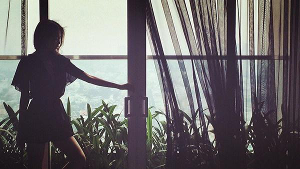 Cửa kính với rèm cửa mỏng tạo cảm giác thư thái, nhẹ nhàng.