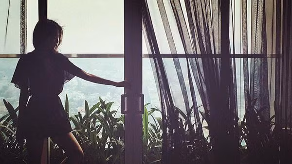 Cửa kính với rèm cửa mỏng tạo cảm giác thư thái, nhẹ nhàng.