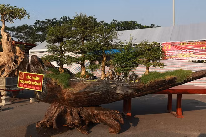 Một tác phẩm khác có cách thiết kế tương tự mang tên "Thuận buồm xuôi gió" cũng có giá tới nửa tỷ đồng.