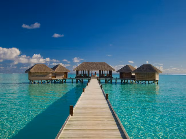 Muraka là villa 2 tầng thuộc khu nghỉ dưỡng Conrad Maldives Rangali Island của tập đoàn khách sạn Hilton, trên đảo Rangali (Maldives). Du khách di chuyển bằng thuỷ phi cơ hoặc tàu cao tốc tới khu nghỉ dưỡng chính, từ đó đến Muraka. Khu nghỉ dưỡng Conrad Maldives Rangali Island thiết kế từng khu villa biệt lập, mang lại sự riêng tư tuyệt đối.