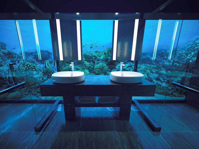 Bồn rửa mặt nhìn ra rặng san hô nhiều màu sắc. "Muraka hứa hẹn mang đến trải nghiệm độc đáo không có ở bất kỳ nơi nào trên thế giới", kiến trúc sư Ahmed Saleem của khu nghỉ dưỡng nói với Bloomberg.