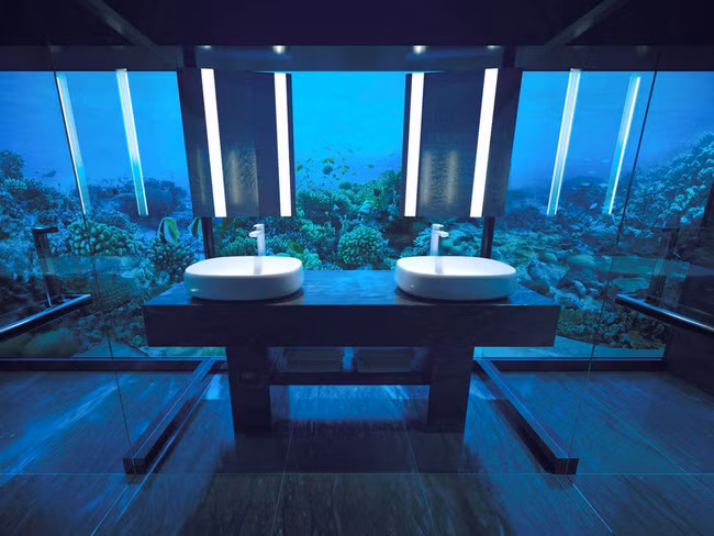 Bồn rửa mặt nhìn ra rặng san hô nhiều màu sắc. "Muraka hứa hẹn mang đến trải nghiệm độc đáo không có ở bất kỳ nơi nào trên thế giới", kiến trúc sư Ahmed Saleem của khu nghỉ dưỡng nói với Bloomberg.