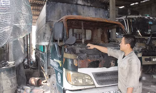 Đây không phải lần thứ nhất gia đình anh Mạnh bị đốt xe ôtô.