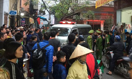 Người dân địa phương kéo đến khu vực phát hiện ông Nguyễn Hồng Lâm tử vong.