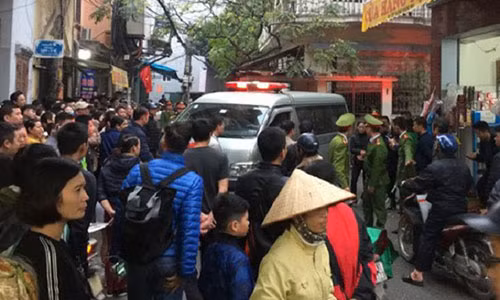 Người dân địa phương kéo đến khu vực phát hiện ông Nguyễn Hồng Lâm tử vong.