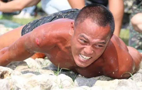 Trên đá sắc nhọn, ứng viên không mặc áo nên trong các động tác, da thịt chảy máu là thường.