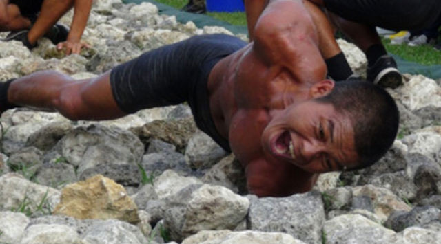 Kết thúc bài kiểm tra này, chỉ vài người vượt qua. Khoa mục này yêu cầu người tham gia phải vượt qua quãng đường 50m trải toàn là đá nhọn với 8 hình thức di chuyển. Các hình thức đó là lăn, bò, lộn, trườn, bơi sấp, bơi ngửa, lộn đầu trồng chuối trên đá, ngửa mặt uốn cầu vồng. Sau khi vượt qua hết được những yêu cầu đó mới đạt.