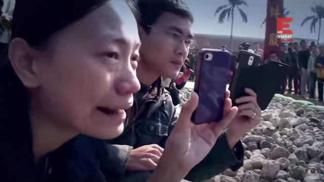 Những thân nhân ở bên cạnh, trông thấy cảnh như thế này thường không cầm được nước mắt.