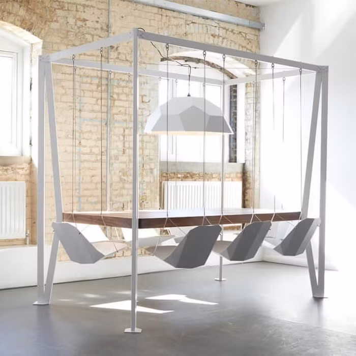 Hàng ghế ngồi dây treo đưa bạn về tuổi thơ.