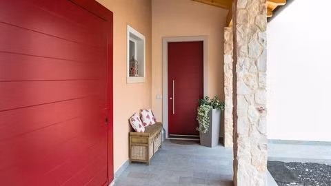 Hồng ngọt ngào Cánh cửa hồng là màu sắc phù hợp với phong cách thiết kế nhà đẹp retro với một chút tinh tế rất nữ tính. Sắc thái trung bình giữa đỏ rực rỡ và phấn hồng trên má các thiếu nữ cho ra đời một kết quả hoàn hảo, tinh khiết và ngọt ngào.