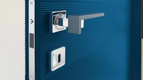 Xanh lam cá tính Khi bạn có một màu sắc yêu thích rõ ràng, đã đến lúc sơn chúng lên cửa trước. Và thật khó để cưỡng lại vẻ đẹp tuyệt vời đến từ một cánh cửa màu xanh dương rực rỡ như thế này. Gam màu xanh dương là sắc thái khá trung bình và hiện đại, không quá sáng và không quá tối. Nó có thể trở thành điểm nhấn kết nối các khu vực trong nhà bằng chi tiết đắt giá như đệm ghế xanh, rèm cửa xanh.