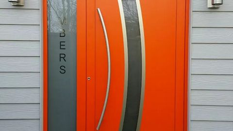 Sắc cam đầy sức sống Màu cam trong nhà bạn tạo không khí thúc đẩy cuộc đối thoại sinh động và ghi nhớ những khoảnh khắc tốt đẹp. Nhiều người có thể e ngại gam màu quá chói lọi này nhưng màu sắc tươi sáng sẽ gợi lên ấn tượng về ngày mới hoàn hảo hay sức sống tràn trề. Không một người trẻ nào có thể cưỡng lại nó.