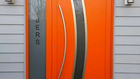 Sắc cam đầy sức sống Màu cam trong nhà bạn tạo không khí thúc đẩy cuộc đối thoại sinh động và ghi nhớ những khoảnh khắc tốt đẹp. Nhiều người có thể e ngại gam màu quá chói lọi này nhưng màu sắc tươi sáng sẽ gợi lên ấn tượng về ngày mới hoàn hảo hay sức sống tràn trề. Không một người trẻ nào có thể cưỡng lại nó.