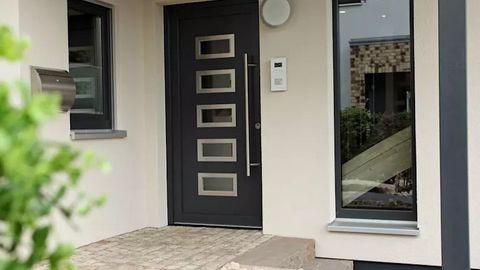 Đen ấn tượng Cửa cổng sắt màu đen cho nhà có lối kiến trúc cổ điển. Một sự kết hợp màu sắc và chất liệu khá hài hòa trên cánh cửa trước là dấu hiệu cho thấy một căn hộ hiện đại phía trong. Nó không cổ điển hơn một cánh cửa đen tuyền, nhưng trong trường hợp này, các khoảng kính là chi tiết có tính thời thượng, trang nhã và mạnh mẽ.