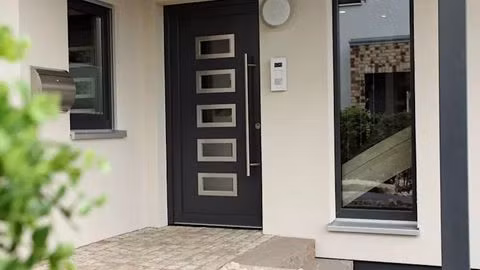 Đen ấn tượng Cửa cổng sắt màu đen cho nhà có lối kiến trúc cổ điển. Một sự kết hợp màu sắc và chất liệu khá hài hòa trên cánh cửa trước là dấu hiệu cho thấy một căn hộ hiện đại phía trong. Nó không cổ điển hơn một cánh cửa đen tuyền, nhưng trong trường hợp này, các khoảng kính là chi tiết có tính thời thượng, trang nhã và mạnh mẽ.