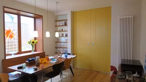 Vàng chanh nổi bật Màu vàng chanh luôn được coi là biểu tượng cho nguồn năng lượng, sức sống và niềm hạnh phúc. Đó là lý do gam màu này đang được ưa chuộng trong năm 2018. Được trang trí thêm bằng tường trắng đơn giản và giá đồ lưu niệm, cánh cửa sáng sủa này chỉ cần rất ít các chi tiết bổ trợ.