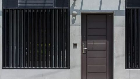 Màu tối nam tính Đây là cánh cửa được nhiều người yêu thích dù nó khá đơn giản. Có một điều gì đó rất phong cách là với cánh cửa màu đen cổ điển và chất liệu gỗ chắc chắn, vượt thời gian.