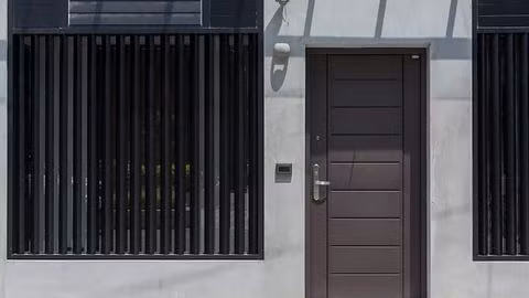 Màu tối nam tính Đây là cánh cửa được nhiều người yêu thích dù nó khá đơn giản. Có một điều gì đó rất phong cách là với cánh cửa màu đen cổ điển và chất liệu gỗ chắc chắn, vượt thời gian.