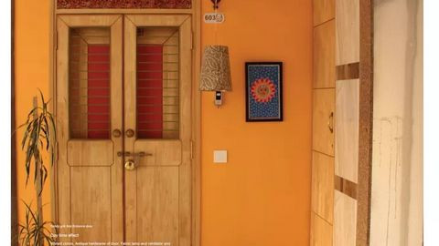 Cửa gỗ cổ điểnCửa gỗ cổ điển phù hợp với những người có xu hướng yêu thích nội thất nhà đẹp cầu kì, thích trang hoàng nhà cửa ấm cúng. Vì vậy khi ta chọn màu cửa trước, điều quan trọng là phải chú ý đến màu sắc xung quanh và chất liệu, dù là gạch, gỗ hay thậm chí là cây xanh. Nếu bạn đang muốn kết hợp giữa vẻ đẹp cổ điển và hiện đại, không có lý do gì khiến bạn từ chối chất liệu gỗ cổ điển với bức tường cam nổi bật hoặc một gam trung tính hài hòa.