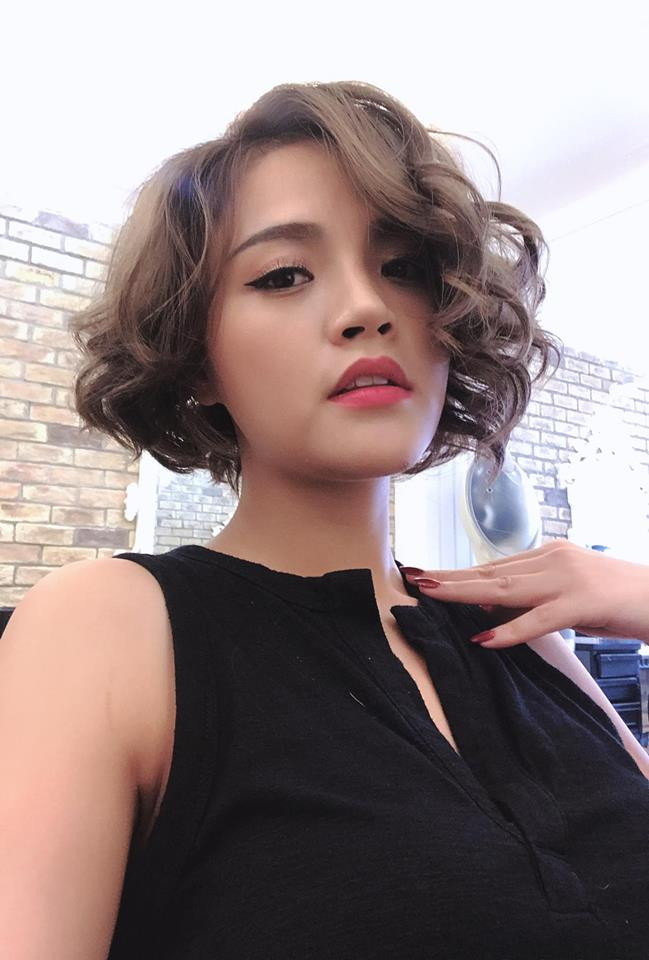 Vẻ đẹp ngây thơ của diễn viên Thu Quỳnh đời thường chắc hẳn khiến nhiều khán giả ghét cô khi vào vai My sói phim Quỳnh búp bê cảm thấy ngỡ ngàng, thích thú.