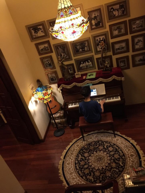 Ngôi nhà của NTK Đức Hùng có diện tích trên 300 mét vuông. Bên ngoài của ngôi nhà có một sân vườn rộng rãi, trồng nhiều cây xanh. Trên sân thượng, NTK nổi tiếng này cũng trồng nhiều hoa lan và các loài cây khác.