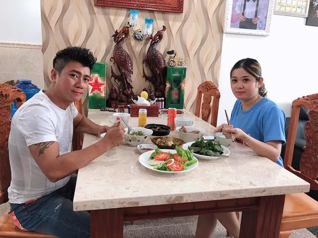 Cả hai cùng thưởng thức bữa trưa và cười nói rôm rả. Sau các biến cố của cuộc sống, Trương Đan Huy quyết định quay lại với nghề mộc, là công việc truyền thống của gia đình anh trước đây. "Tôi may mắn được khán giả yêu mến nên khi chuyển sang lĩnh vực mới họ luôn động viên và ủng hộ”, anh nói. Bà xã Trương Đan Huy hiện đảm nhận công việc nội trợ trong gia đình và chăm lo các con.