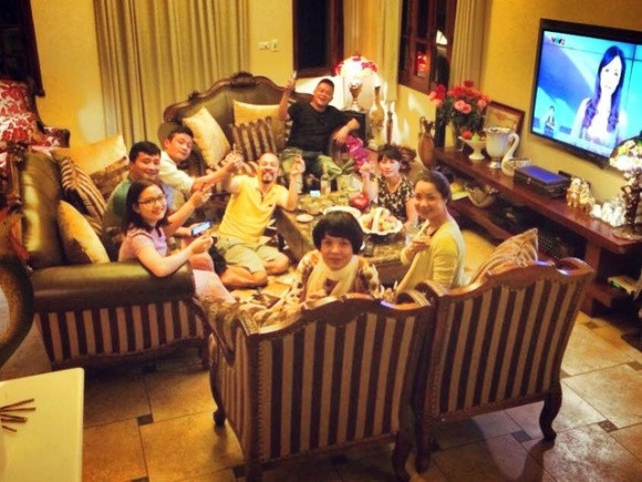 Đức Hùng được biết là NTK nổi tiếng trong làng giải trí Việt. Bên cạnh thiết kế, NTK Đức Hùng còn đảm nhận nhiều vai trò như giám khảo, diễn xuất... Được biết, NTK Đức Hùng có 2 "chốn đi về". Ngoài cửa hàng ở phố hàng Đậu thì NTK nổi tiếng này còn có một ngôi nhà ở Gia Lâm, Hà Nội. Ngôi nhà là nơi gia đình của NTK quây quần, hạnh phúc bên nhau.