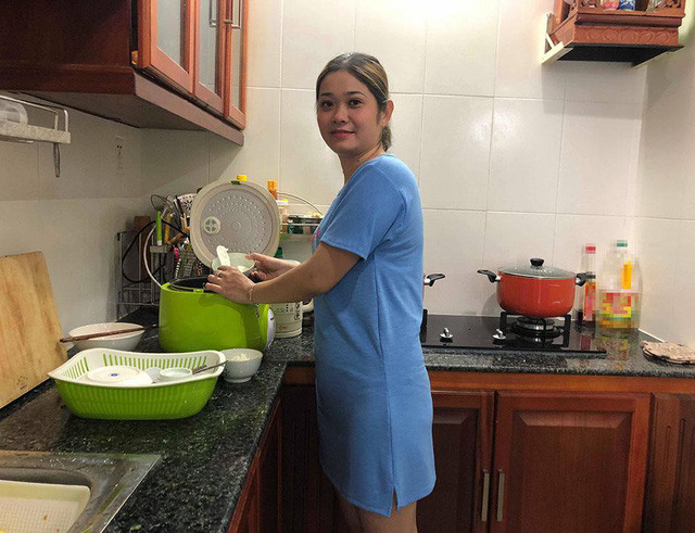 Nghề mộc vốn khá bận rộn nhưng Trương Đan Huy vẫn khéo léo sắp xếp thời gian vui chơi bên con, hay phụ giúp vợ việc nhà. Nhớ lại thời hoàng kim của sự nghiệp ca hát, Trương Đan Huy bộc bạch: “Thời tôi đình đám, công việc đi hát kiếm tiền rất tốt, thu nhập cao lắm. Năm 2002, cát-xê của tôi dao động từ 50-60 triệu, đỉnh điểm có những show sự kiện tôi nhận được cát-xê 100 triệu đồng”.