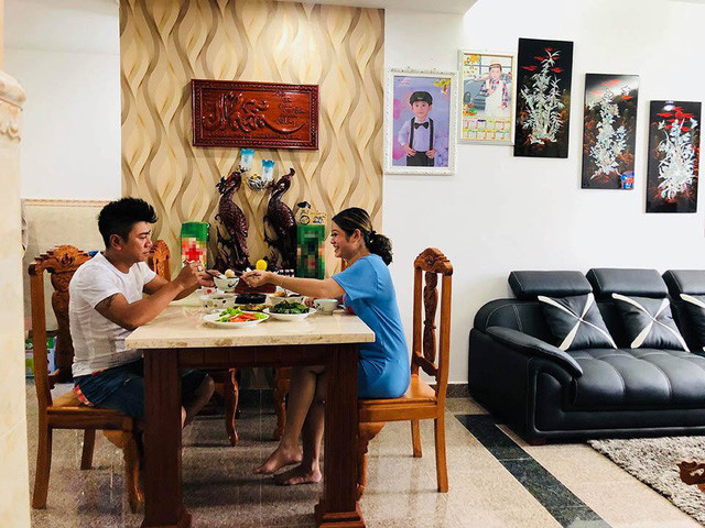 Căn hộ có 3 phòng ngủ. Bình phong có họa tiết điêu khắc cầu kỳ, một mảng tường được dán giấy họa tiết tạo điểm nhấn.