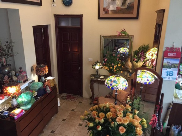 Bên trong ngôi nhà được trang trí khá cổ kính, rất ấm cúng. Trong nhà để nhiều món đồ lưu niệm xinh xắn có nguồn gốc từ nhiều đất nước khác nhau. Bởi mỗi lần đi du lịch các nước trên thế giới, NTK Đức Hùng lại mua 1 món đồ đặc trưng đem về để đặt trong nhà, vừa làm kỷ niệm, vừa để tô điểm cho ngôi nhà.