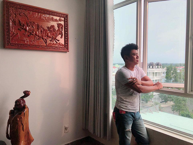 Không gian sống của Trương Đan Huy có màu kem làm chủ đạo, kết hợp với màu trầm của gỗ, tạo cảm giác hài hòa. Các mảng tường được giọng ca "Về đâu" trang trí khá nhiều tranh thêu, điêu khắc...