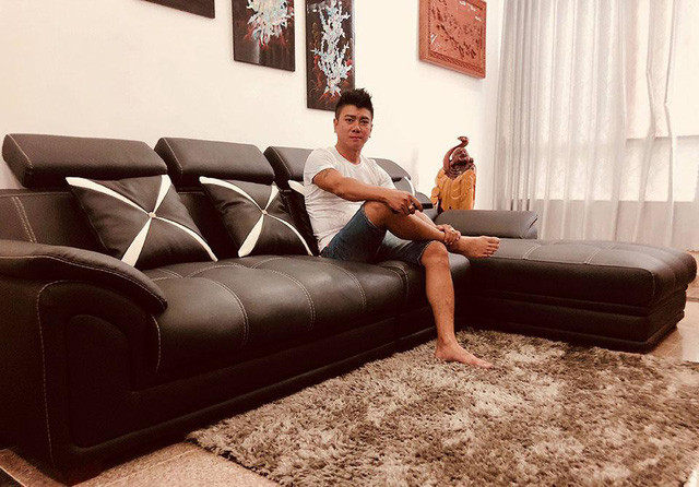 Ca sĩ Trương Đan Huy quê Tây Ninh nhưng lại chọn Cần Thơ sinh sống và lập nghiệp. Giọng ca đình đám một thời hiện đã có vợ và 2 con. Căn hộ của anh tọa lạc tại phường Phú Thứ, quận Cái Răng, thành phố Cần Thơ, tổng diện tích 100m2. Trương Đan Huy cho biết, căn hộ được anh mua cách đây 4 năm và thiết kế theo sở thích, giá trị khi đó khoảng 1 tỷ đồng. Tổ ấm của nam ca sĩ Trương Đan Huy được trang trí đơn giản, sử dụng nhiều vật dụng nội thất bằng gỗ, do chính cơ sở mộc của anh sản xuất.