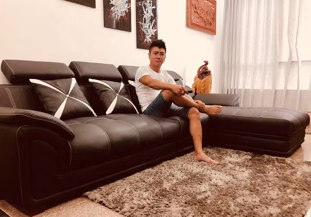 Ca sĩ Trương Đan Huy quê Tây Ninh nhưng lại chọn Cần Thơ sinh sống và lập nghiệp. Giọng ca đình đám một thời hiện đã có vợ và 2 con. Căn hộ của anh tọa lạc tại phường Phú Thứ, quận Cái Răng, thành phố Cần Thơ, tổng diện tích 100m2. Trương Đan Huy cho biết, căn hộ được anh mua cách đây 4 năm và thiết kế theo sở thích, giá trị khi đó khoảng 1 tỷ đồng. Tổ ấm của nam ca sĩ Trương Đan Huy được trang trí đơn giản, sử dụng nhiều vật dụng nội thất bằng gỗ, do chính cơ sở mộc của anh sản xuất.