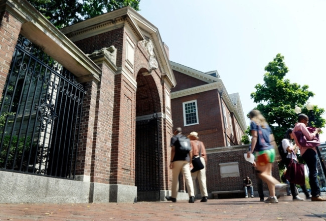 Vào năm 2012, khoảng 125 sinh viên của Havard đã bị điều tra vì nghi ngờ có thể đã cùng nhau làm bài thi cuối khóa ở nhà, bất chấp yêu cầu về việc phải tự làm bài một mình.