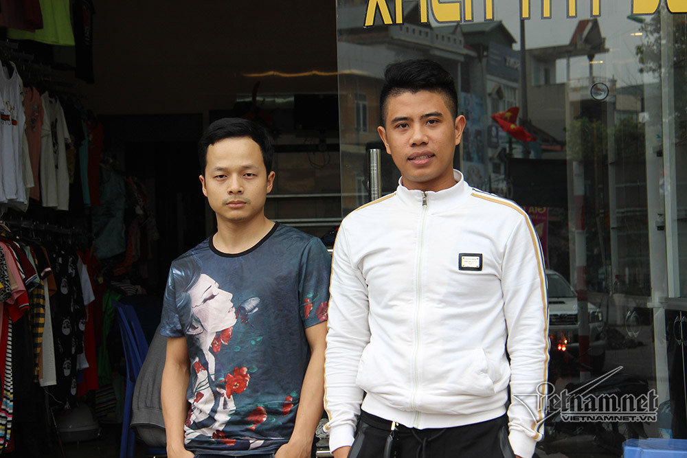 Tài xế Đặng Đình Thái và anh Vũ Văn Sỹ chứng kiến sự việc cháu bé bò qua đường quốc lộ chiều 13/3.