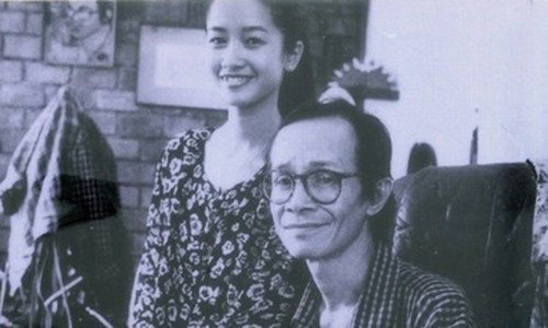 Nhạc sĩ Trịnh Công Sơn và Hồng Nhung. Ảnh chụp năm 1993 bởi nhiếp ảnh gia Dương Minh Long