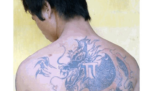 Trần Văn Nhị với hình xăm đầu rồng trên lưng.