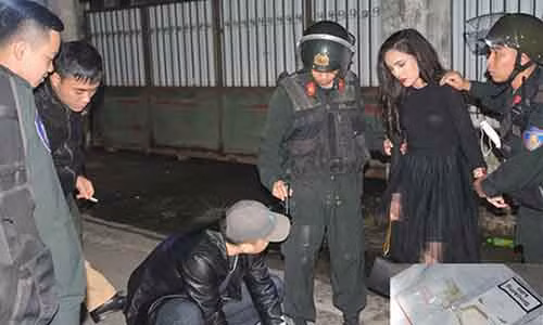 Nữ thanh niên và tang vật liên quan đến hành vi tàng trữ trái phép ma túy do tổ công tác phát hiện. Ảnh: Công an Quảng Ninh.