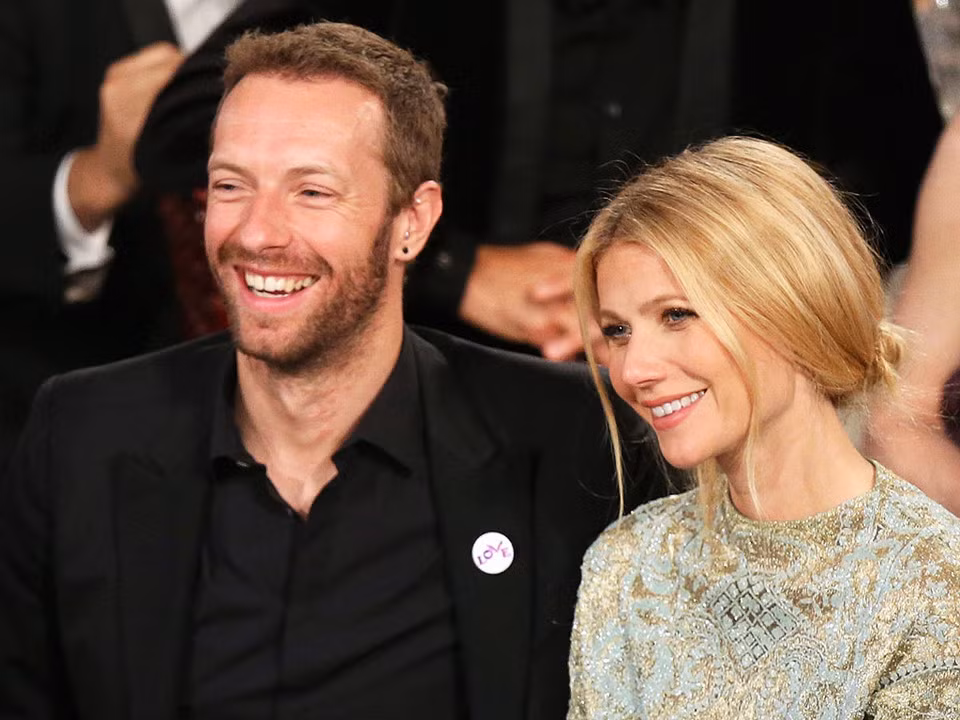4. Chris Martin và Gwyneth Paltrow: Gặp nhau lần đầu tiên vào năm 2002, cả Gwyneth Paltrow và Chris Martin lập tức phải lòng đối phương, đến tháng 12/2003 họ bí mật tổ chức đám cưới tại Mexico. Sau 10 năm chung sống, trưởng nhóm Coldplay và minh tinh phim Iron Man có với nhau hai người con, một gái và một trai. Quyết định chia tay được cả hai đưa ra vào năm 2013 sau nhiều nỗ lực cứu vãn hôn nhân không thành.