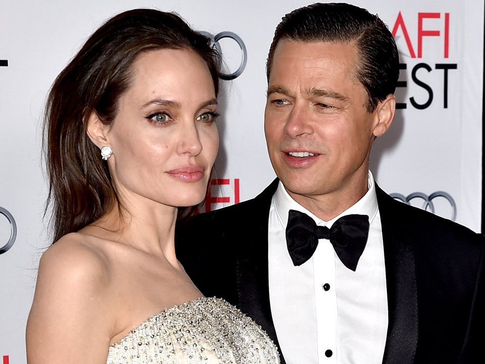 1. Brad Pitt và Angelina Jolie: Cặp đôi vàng của Hollywood vừa đạt được những thỏa thuận cuối cùng để chính thức ly hôn. Họ từng có câu chuyện tình chấn động cả thế giới. Phải lòng nhau ở phim trường Ông bà Smith, Brad đã chia tay người vợ lúc bấy giờ là Jennifer Aniston để đến với Angelina Jollie. 12 năm chung sống, một lễ cưới giản dị, có với nhau 6 người con nhưng cặp sao Hollywood này vẫn lựa chọn chia tay với lý do là có những khác biệt không thể dung hòa.