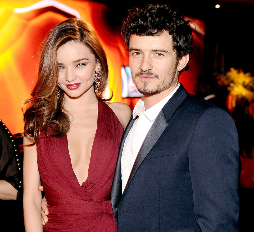 3. Orlando Bloom và Miranda Kerr: Orlando Bloom và Miranda Kerr bắt đầu hẹn hò từ năm 2007, sau đó bí mật kết hôn vào năm 2010 và có chung con trai Flynn Bloom. Tháng 10/2013, cả hai đột ngột tuyên bố chia tay khiến người hâm mộ trên toàn thế giới nuối tiếc không thôi. Tuy rằng không còn bên nhau, nhưng hậu ly hôn cả hai vẫn dành những lời lẽ tốt đẹp cho nửa còn lại. Hiện Miranda Kerr hạnh phúc bên tỷ phú công nghệ Evan Spiegel, còn Orlando vui vẻ với bạn gái Katy Perry.