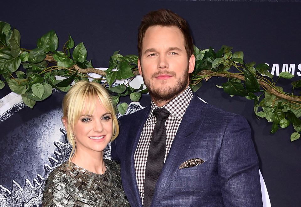 8. Chris Pratt và Anna Faris: Chung sống với nhau hơn 8 năm và có chung con trai Jack Pratt, thế nhưng vào tháng 8/2017 cặp đôi đã xác nhận "đường ai nấy đi". Vốn được xem là cặp đôi đẹp của làng điện ảnh, quyết định của tài tử phim Vệ binh dải ngân hà và nữ diễn viên phim Mom khiến nhiều fan khó chấp nhận, nhiều chia sẻ trên mạng xã hội muốn họ tái hợp.