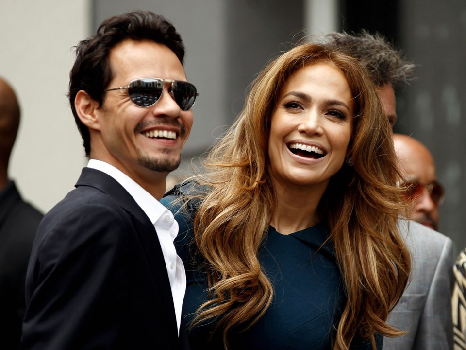 7. Marc Anthony và Jennifer Lopez: Sau hơn 7 năm làm vợ chồng, Jennifer Lopez và Marc Anthony công bố ly thân tháng 7/2011. Ngày 16/6/2012 họ chính thức ly hôn. Tuy rằng không còn bên nhau nhưng họ vẫn giữ mối quan hệ bạn bè, cộng sự trong nhiều dự án âm nhạc và cùng nhau chăm sóc cặp song sinh Max và Emma.