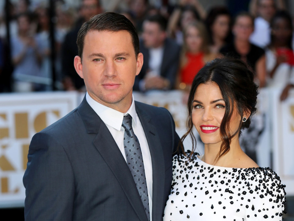 9. Channing Tatum và Jenna Dewan: Mới đây, người hâm mộ bàng hoàng khi tài tử Channing Tatum và nữ diễn viên Jenna Dewan cùng xác nhận ly hôn vào khuya 2/4. Cả hai gặp gỡ và yêu nhau sau khi đóng chung trong phim Step Up, sau đó họ kết hôn và có với nhau con gái Everly Tatum. Yêu nhau hơn 12 năm, đến cuối cùng cặp đôi từng khiến bao trái tim thổn thức lại lựa chọn rời xa nhau vì cả hai cần không gian riêng cho mình.