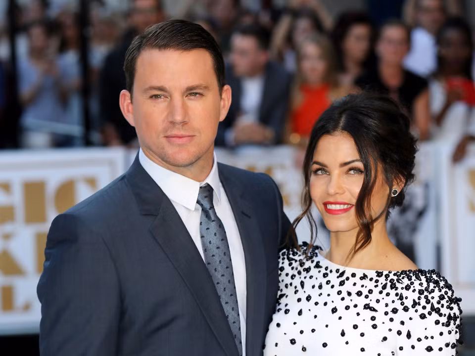 9. Channing Tatum và Jenna Dewan: Mới đây, người hâm mộ bàng hoàng khi tài tử Channing Tatum và nữ diễn viên Jenna Dewan cùng xác nhận ly hôn vào khuya 2/4. Cả hai gặp gỡ và yêu nhau sau khi đóng chung trong phim Step Up, sau đó họ kết hôn và có với nhau con gái Everly Tatum. Yêu nhau hơn 12 năm, đến cuối cùng cặp đôi từng khiến bao trái tim thổn thức lại lựa chọn rời xa nhau vì cả hai cần không gian riêng cho mình.
