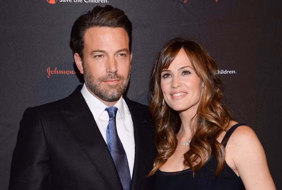 5. Ben Affleck và Jennifer Garner: Chỉ một ngày sau khi kỷ niệm 10 năm ngày cưới, Ben Affleck và Jennifer Garner khiến cả thế giới ngỡ ngàng khi tuyên bố chia tay hồi tháng 6/2015. Đạo diễn phim Argo và nữ diễn viên Nine Lives kết hôn năm 2005 và có ba con chung là Violet, Seraphina và Samuel. Quyết định "đường ai nấy đi" của cả hai được cho là bất ngờ bởi họ luôn được đánh giá là một trong những cặp đôi "mẫu mực" của Hollywood.