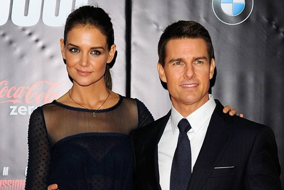 2. Tom Cruise và Katie Holmes: Tom Cruise từng là người đàn ông khiến cả thế giới ghen tỵ vì có sự nghiệp lẫy lừng, người vợ Katie Holmes giỏi giang, xinh đẹp và con gái Suri đáng yêu. Thế nhưng mọi thứ chỉ kéo dài trong 7 năm, ngày 29/6/2012, Katie Holmes chính thức đệ đơn ly hôn Tom Cruise. Cuộc chia tay giữa hai ngôi sao đình đám Hollywood khiến cả thế giới bất ngờ bởi một tổ ấm như mơ lại đổ vỡ quá nhanh và việc giải quyết cũng diễn ra chóng vánh trong 10 ngày.